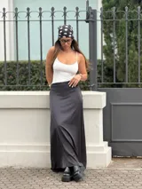 Falda larga negra de satén con cierre lateral invisible.
