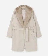 Saco de invierno color beige confeccionado en polivelour, con cuello solapa de pelo sintético desmontable, manga larga y cierre con cinturón. Marca Ashua Curve & Plus Size.