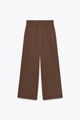 Pantalón marrón de tiro alto con cintura elástica y pierna ancha.