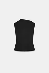 Top de algodón color beige, con cuello recto, mangas asimétricas y detalle de tejido drapeado en el lateral.