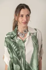 Camisa italiana color natural con estampado de hojas de palma en tonos marrones. Corte holgado, talle único.