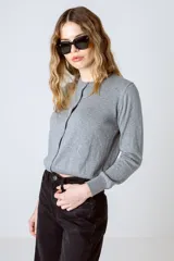 Cardigan gris de tejido de punto con cuello redondo y cierre frontal con botones.