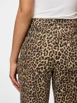 Jean de corte recto con estampado animal print en tonos marrones. Tiene cierre con cremallera, bolsillos delanteros y traseros, cintura alta y trabillas para cinturón.