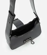 Cartera baguette pequeña de PU negro con acabado brillante, asa corta fija, cierre superior con cremallera y detalles metálicos. Incluye una cadena metálica decorativa en el frente.