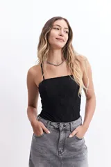 Top negro de encaje con escote recto y breteles finos.