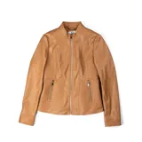 Campera color camel de cuero sintético, con cuello redondo, cierre frontal y bolsillos laterales con cierre.