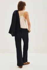 Pantalón de jean azul oscuro, de corte recto y tiro alto.