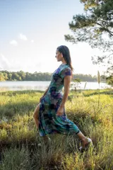 Vestido midi de fiesta en micro tul estampado, con corte trapeado y tajo lateral.