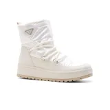 Bota de media caña color blanco, con plataforma y cordones.