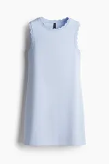 Vestido corto celeste de punto, sin mangas, con cuello redondo y ribete festoneado en escote y sisas.