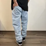 Pantalón jean gris de corte mom oversize.