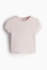Remera corta entallada de punto elástico color rosa pálido, con cuello redondo ribeteado y bajo recto.
