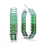 Par de aros tipo argolla Swarovski Matrix, bañados en rodio y adornados con circonitas de talla baguette en degradado de tonos verdes y celestes.