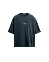 Remera negra de corte holgado con efecto desgastado y estampado de graffiti en la espalda.