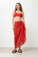 Top de bikini asimétrico color rojo.