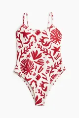 Traje de baño enterizo blanco con estampado de motivos marinos en color rojo.