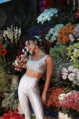 Calza larga color blanco con estampado de hojas grises, de tiro alto y cintura ancha con elástico.