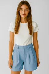 Short color beige de jean, tiro alto, corte ancho y pinzas frontales.