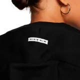 Campera con capucha Nike Air, color negro, con cierre frontal completo, bolsillos laterales y logo estampado en blanco.