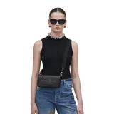 Mini bolso bandolera de cuero negro Marc Jacobs con correa ajustable y extraíble con el logo de la marca. Tiene la frase "my other bag is the tote bag" grabada en el interior, un bolsillo deslizante y ocho ranuras para tarjetas.