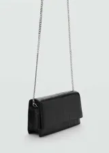 Bolso pequeño plateado con efecto piel y textura. Tiene bandolera y cierre de solapa con botón magnético.