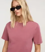 Remera de algodón color verde oliva con cuello redondo y mangas cortas.