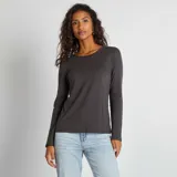 Remera gris de punto con cuello redondo y mangas largas.