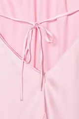 Vestido corto blanco de satén con cuello halter y espalda descubierta.