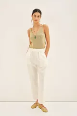 Pantalón recto negro de lino con bolsillos laterales y elástico interno en la cintura.