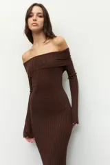 Vestido largo negro de tejido de punto acanalado, con escote strapless, corte ajustado y mangas largas acampanadas.
