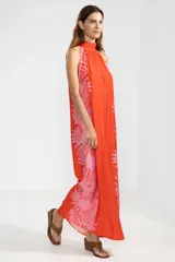 Vestido largo color rojo con estampado floral rosa, cuello halter y espalda descubierta.