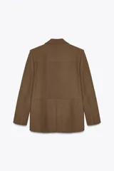 Blazer marrón de corte recto, con cuello solapa, manga larga con hombreras, bolsillos delanteros con solapa, abertura en la espalda y cierre frontal con botones.