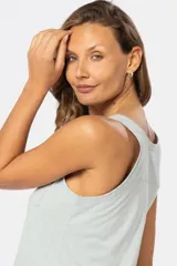 Musculosa negra con escote cuadrado, breteles anchos y bolsillo de parche en el pecho.