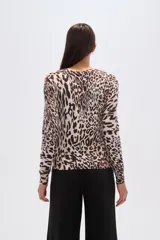 Sweater de tejido de punto, color crema, con estampado floral en tonos rosados y marrones. Presenta cuello redondo y mangas largas.