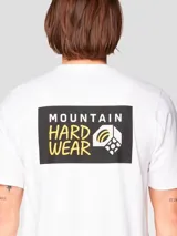 Camiseta de manga corta color blanco, confeccionada en jersey 100% algodón liviano. Presenta un pequeño gráfico serigrafiado en el pecho izquierdo y un gráfico grande enmarcado en la espalda.