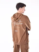Buzo hoodie gris con bolsillo canguro y capucha con cordones ajustables. Diseño holgado con puños y cintura acanalados.