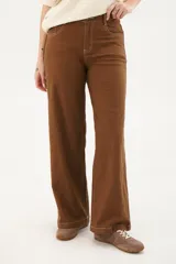 Pantalón de jean marrón de lino con corte recto y costuras a contraste.