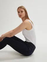 Pantalón de jean chupín de tiro alto, color azul oscuro.