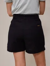 Short color beige de algodón y lino, con cintura alta y pinzas delanteras.