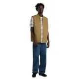 Remera de mangas cortas con cuello redondo y bolsillo en el pecho. Diseño a rayas horizontales en tonos beige, marrón, verde y negro.