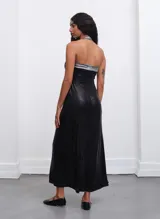 Vestido midi plateado con escote halter y tajo lateral.