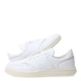 Championes urbanos New Balance Court, color blanco con detalles en beige, confeccionados en cuero, con logo "N" característico en los laterales y suela de goma.