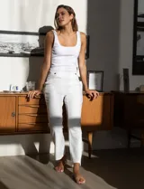 Pantalón cropped de crepe elastizado, color blanco, marca Hope & Harlow.