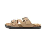 Sandalias bajas color beige con dos tiras anchas con hebillas metálicas plateadas y suela de goma negra.
