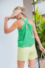 Short de corte relajado con elástico en la cintura, confeccionado en lino a rayas verticales color celeste y blanco.