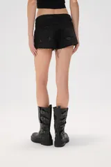 Short de jean celeste con terminaciones desflecadas.