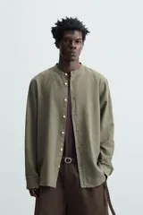Camisa color beige claro de lino y algodón, corte relaxed fit, cuello mao, manga larga con puños abotonados y cierre frontal con botones. Marca Zara.