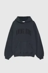 Hoodie oversize negro con capucha, confeccionado en polar de algodón. Presenta un bolsillo tipo canguro y un estampado con el logo de la marca "ANINE BING" en letras universitarias.