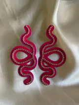 Aros colgantes con forma de serpiente azul contorneada con strass plateado.