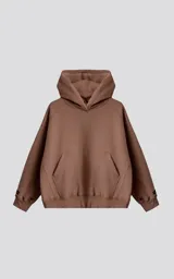 Hoodie marrón confeccionado en frisa gamuzada 100% algodón, de calce oversize crop. Tiene bolsillo canguro y capucha forrada.